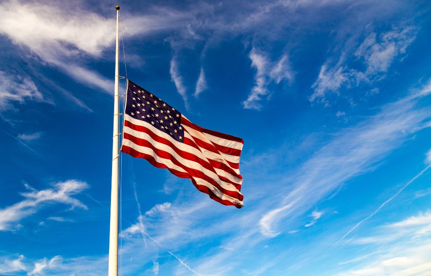 Wann und warum hängen Fahnen auf halbmast? MR Design Magazin