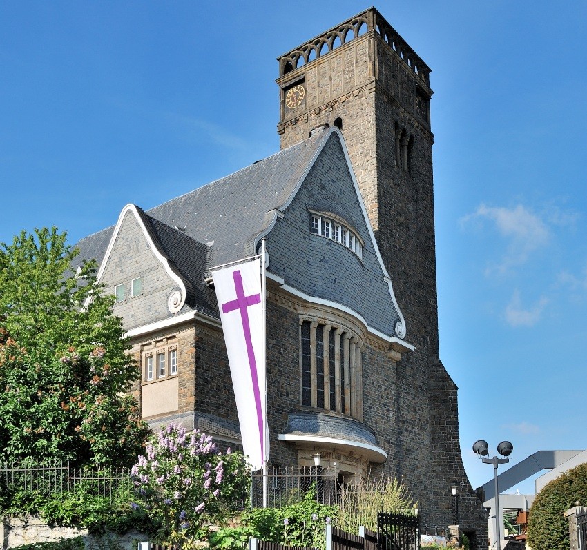 Evangelische Kirchenfahne an der Hauptkirche Sonnborn in Wuppertal Wuppertal-Hauptkirche-Fahne - Unterschied zwischen Fahne und Flagge