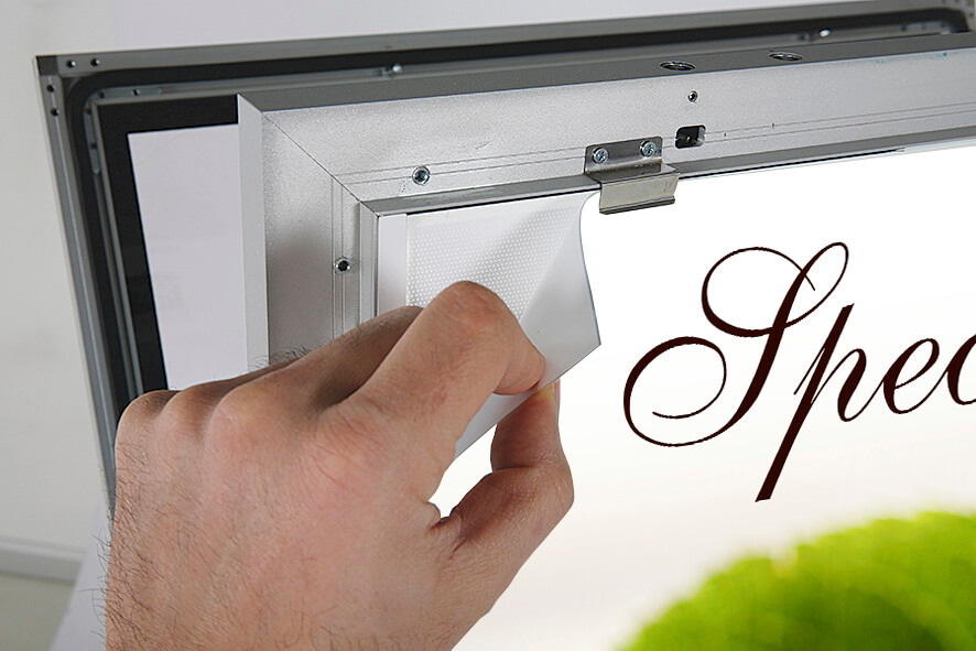 Polycarbonatplatten schützen die Poster vor Umwelteinwirkungen