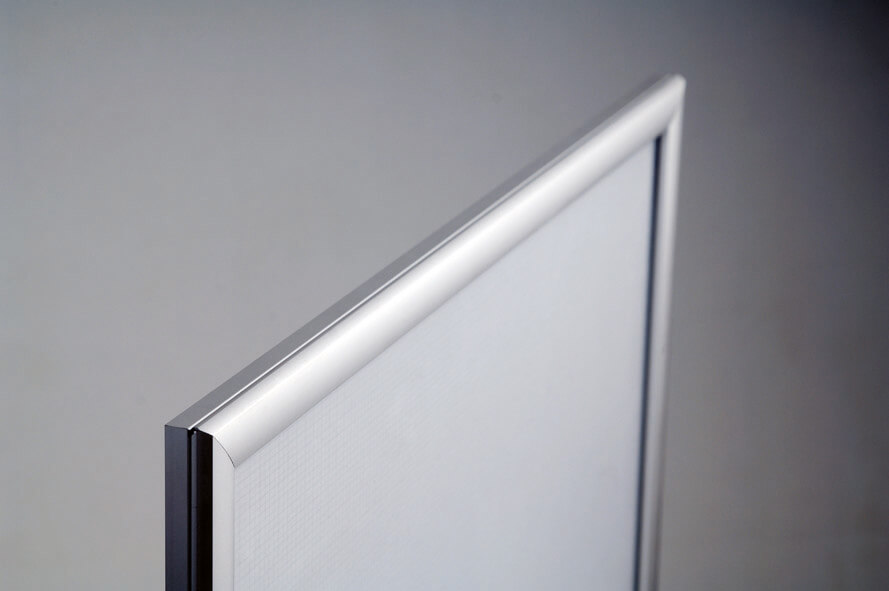 Posterhalter mit unauffälligem Klapprahmen