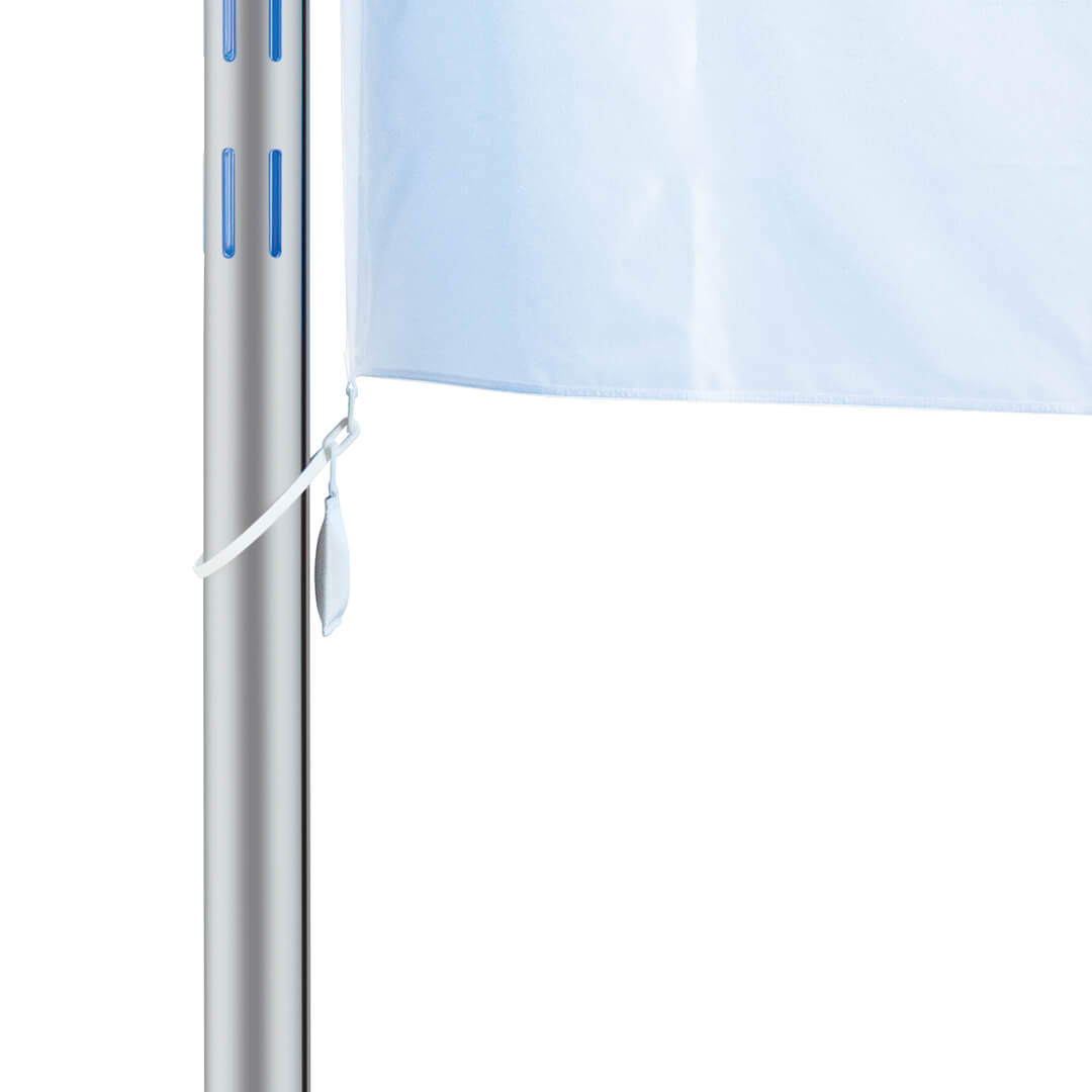 Beschwerung der Fahnen mithilfe von Fahnengewichten