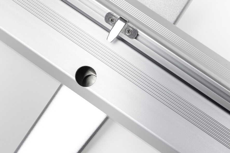 Halterung der Stangen für das Auftstellen des Banners