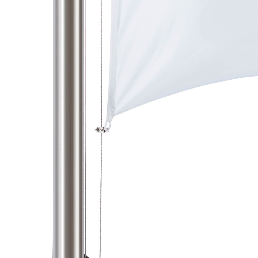 Befestigung der Flaggen am Mast