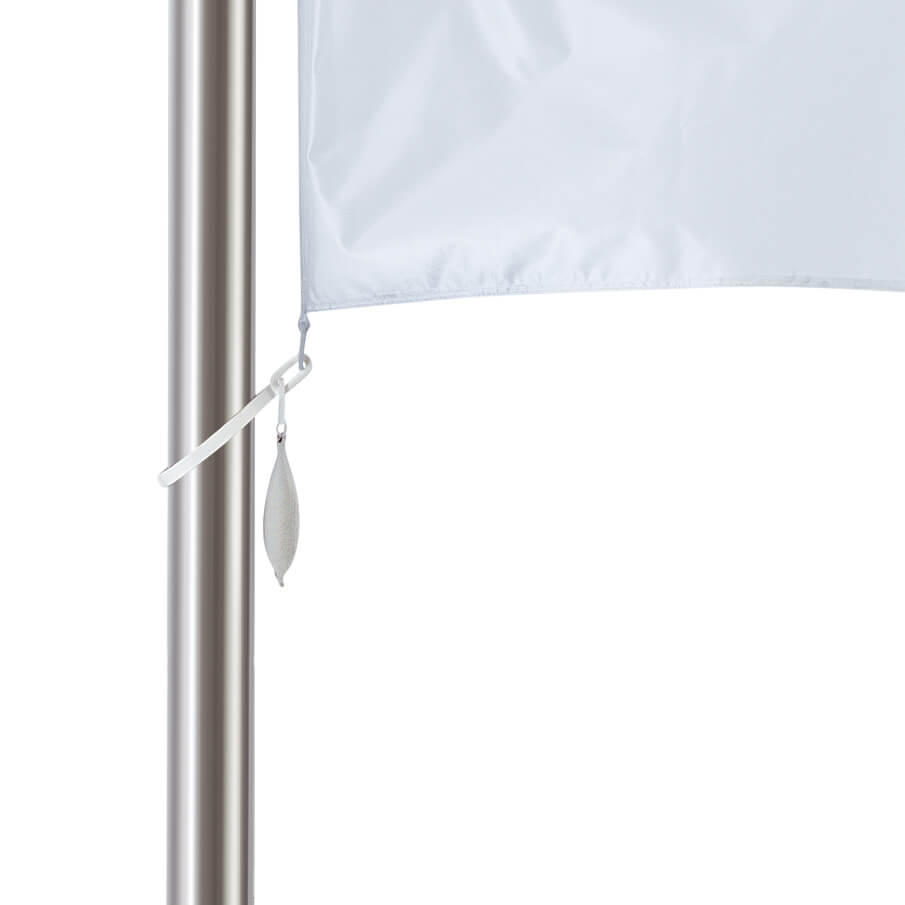 Die Befestigung von Fahnen am Mast erfolgt über Mastschlaufen und Fahnengewichte