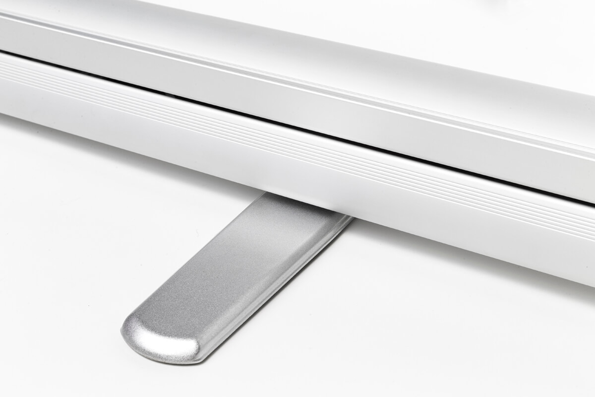 Je nach Breite des Roll Ups ein oder zwei Standfüße und Stangen