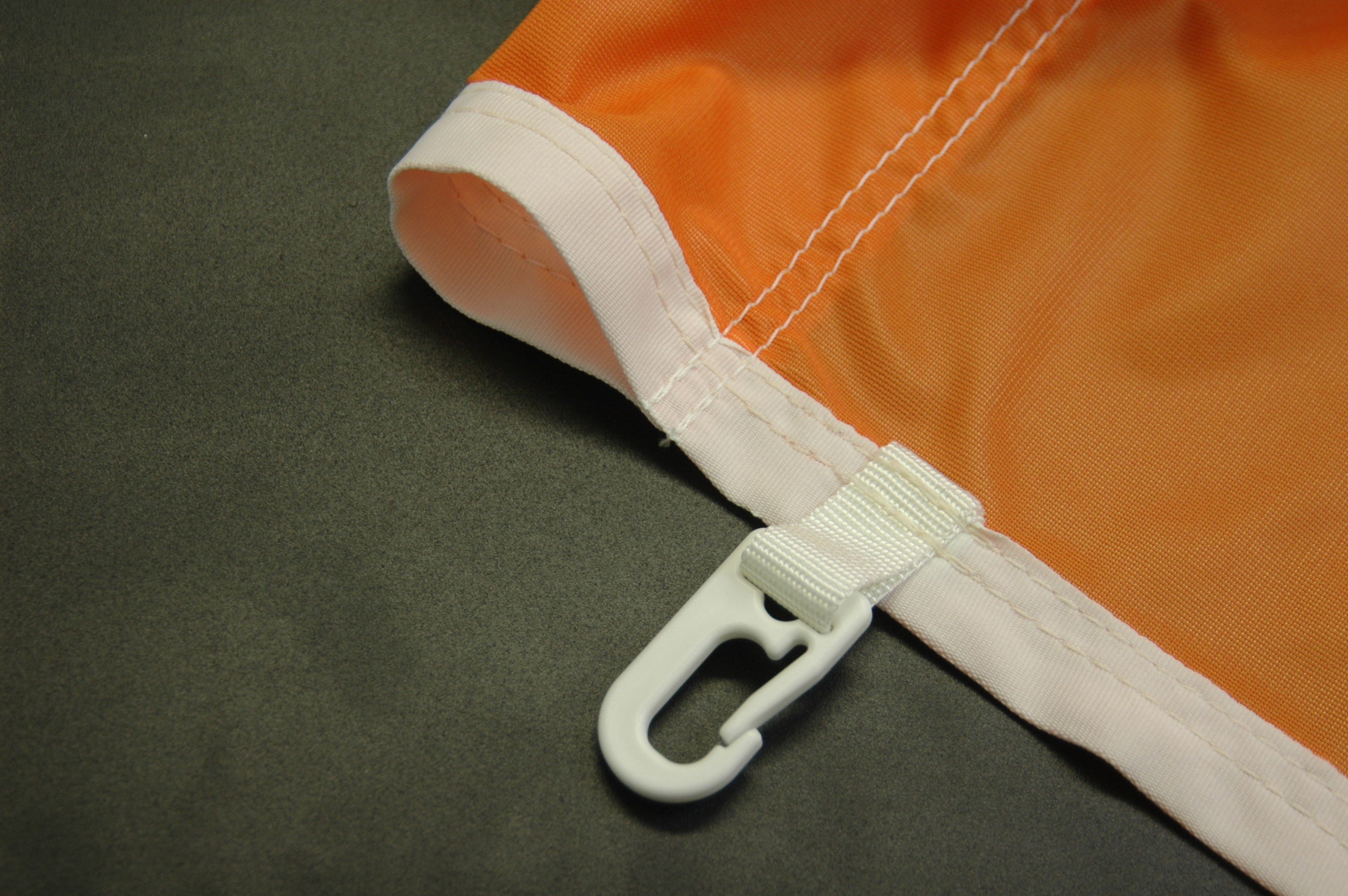 Fahne mit Besatzband, Kuststoffkarabiner und Hohlsaum