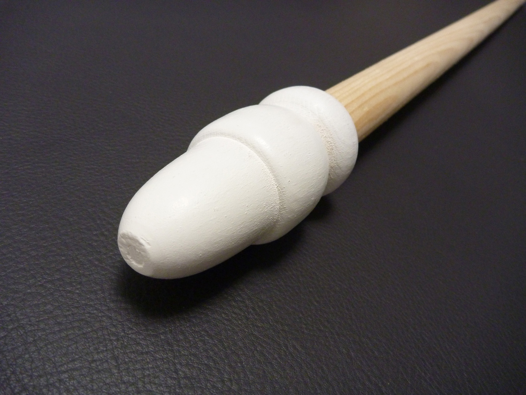 Bannerhalterung mit weißen Holz Eicheln